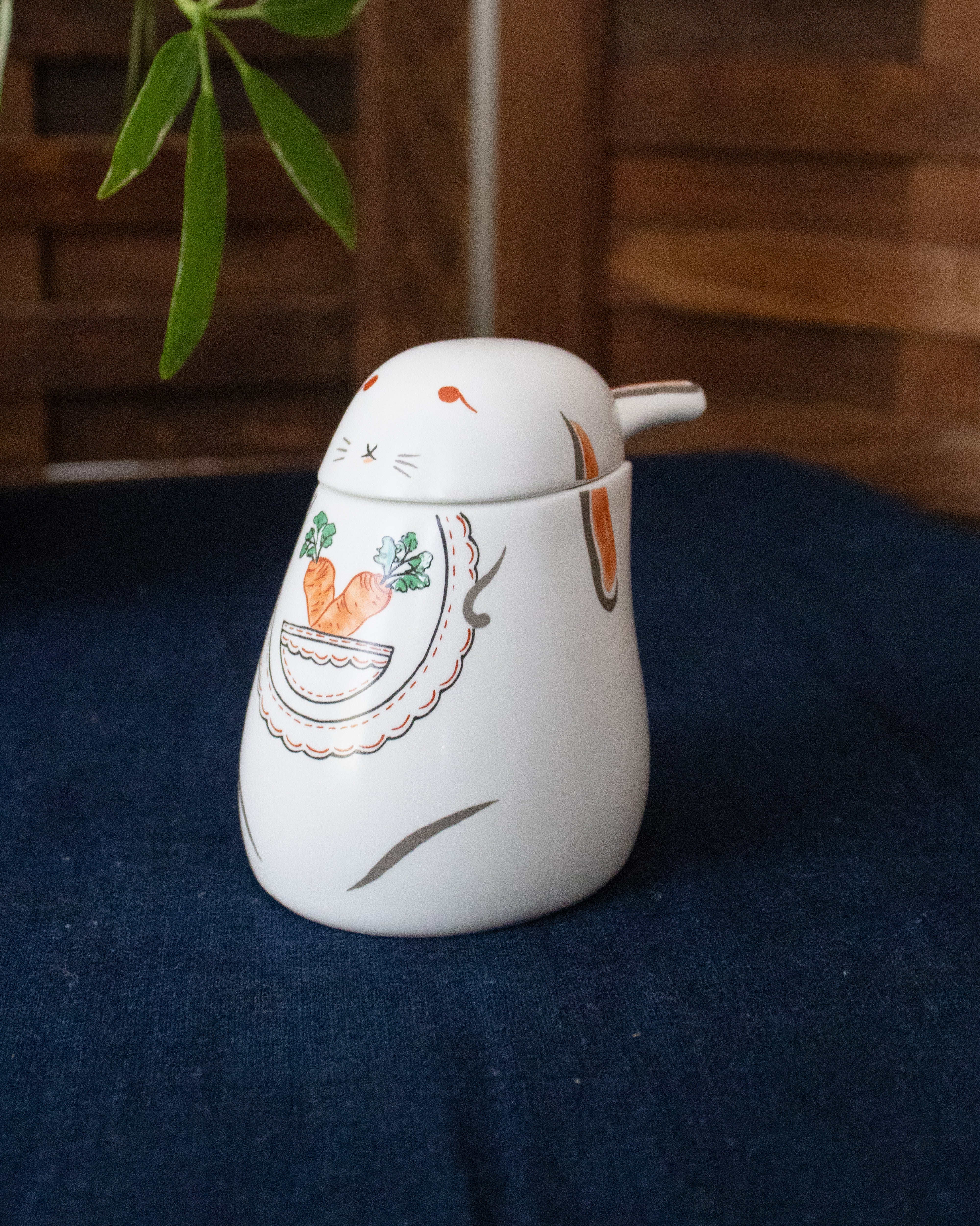 食器 cyaro Kouraku Kiln Soy Sauce Dispenser, Small Apron Usagi – Kiriko Made