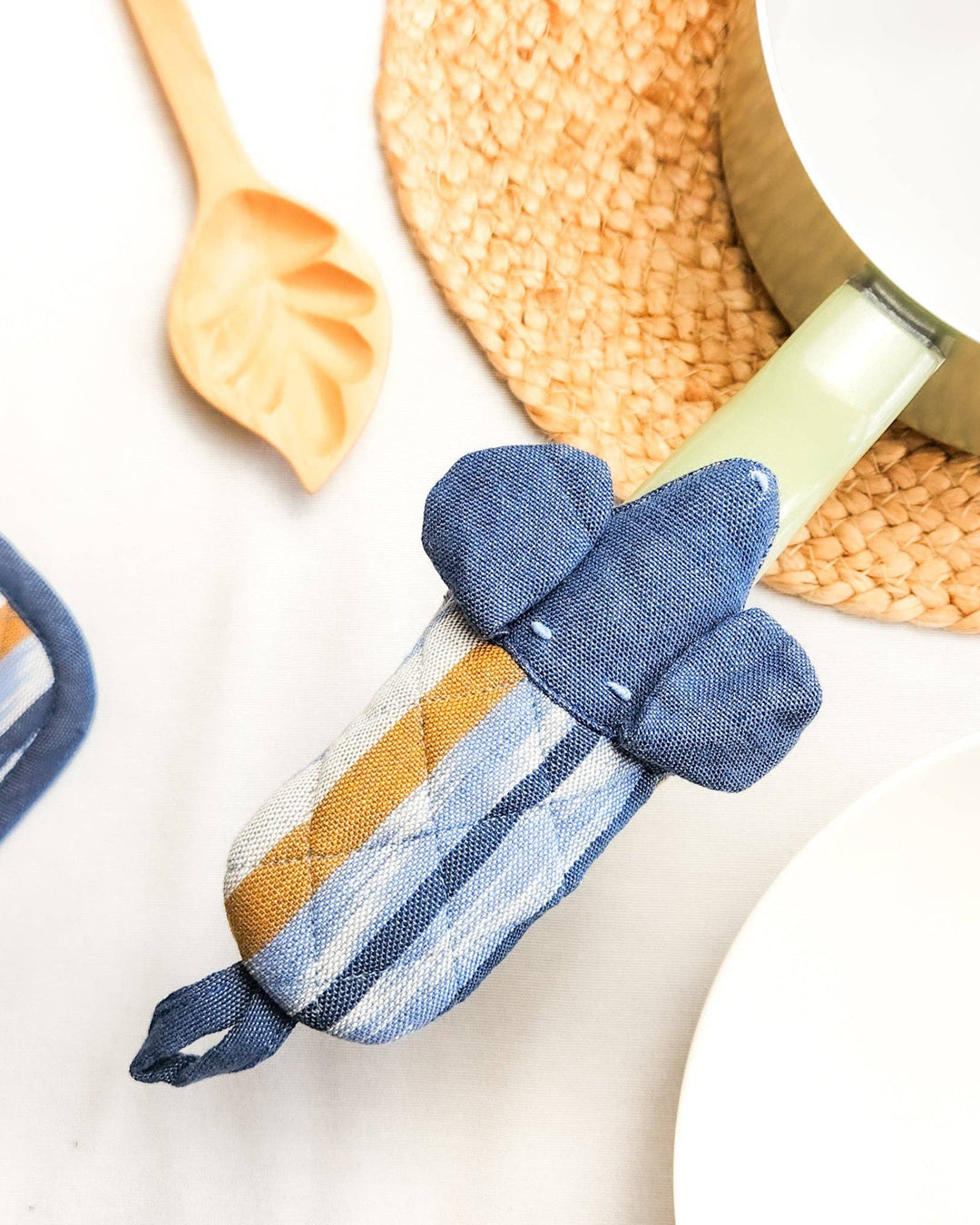 Upavim, Dog Skillet Handle Holder