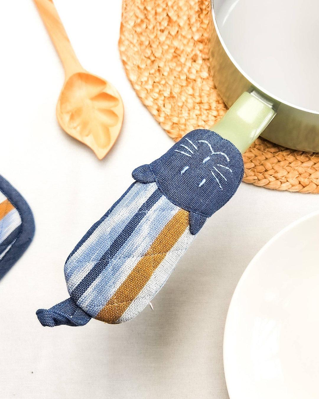 Upavim, Cat Skillet Handle Holder