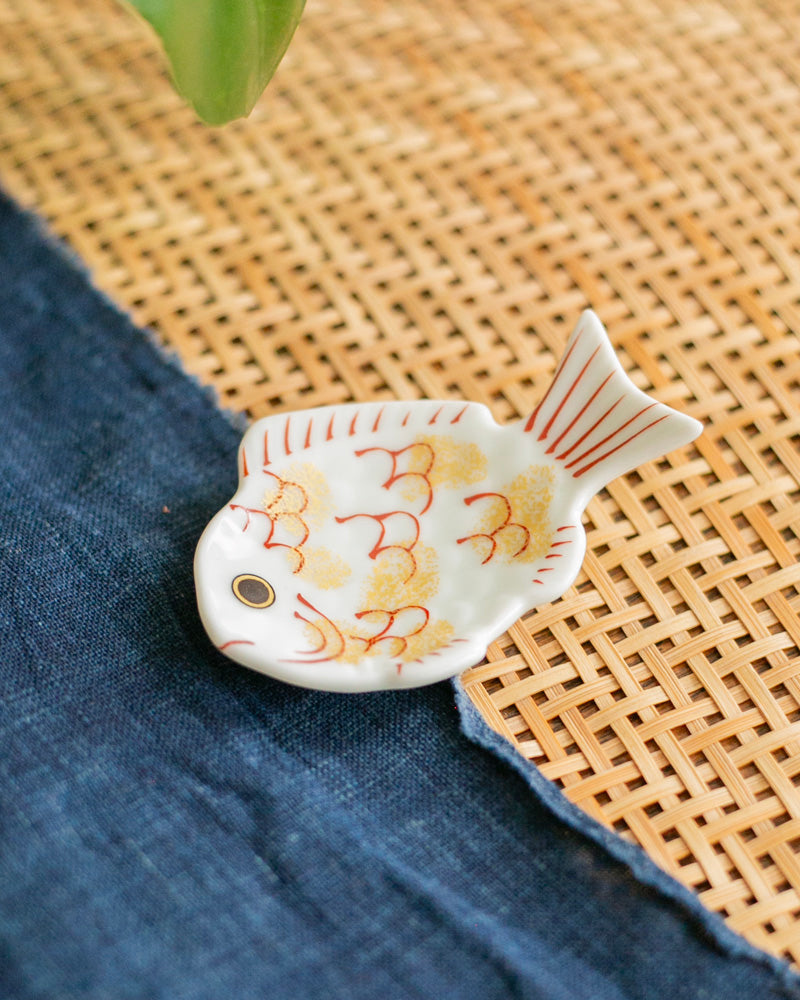 Kouraku Kiln Chopstick Rest, White Tai Fish