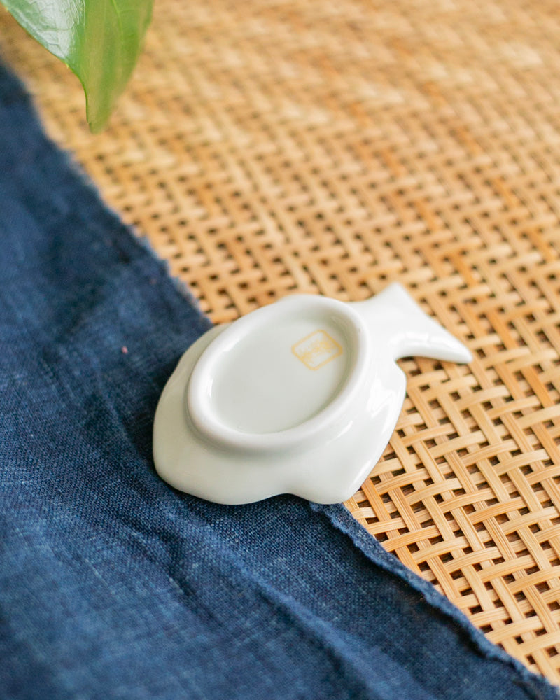 Kouraku Kiln Chopstick Rest, White Tai Fish