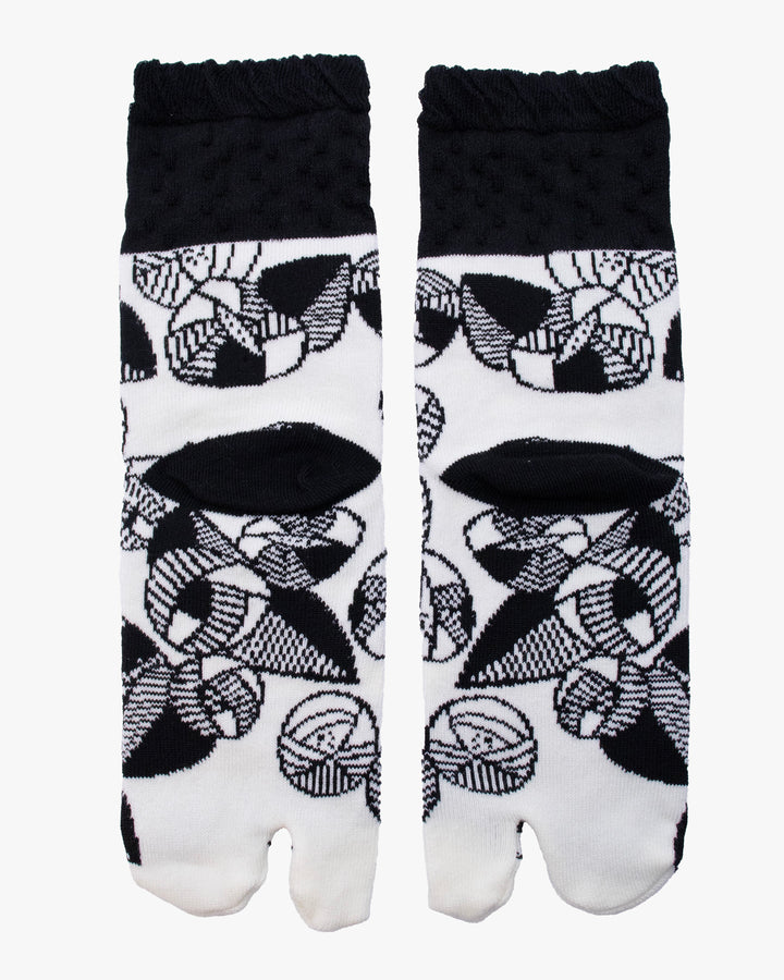 Kurochiku, Tabi Socks, Crew, White and Black Flowers (S/M)