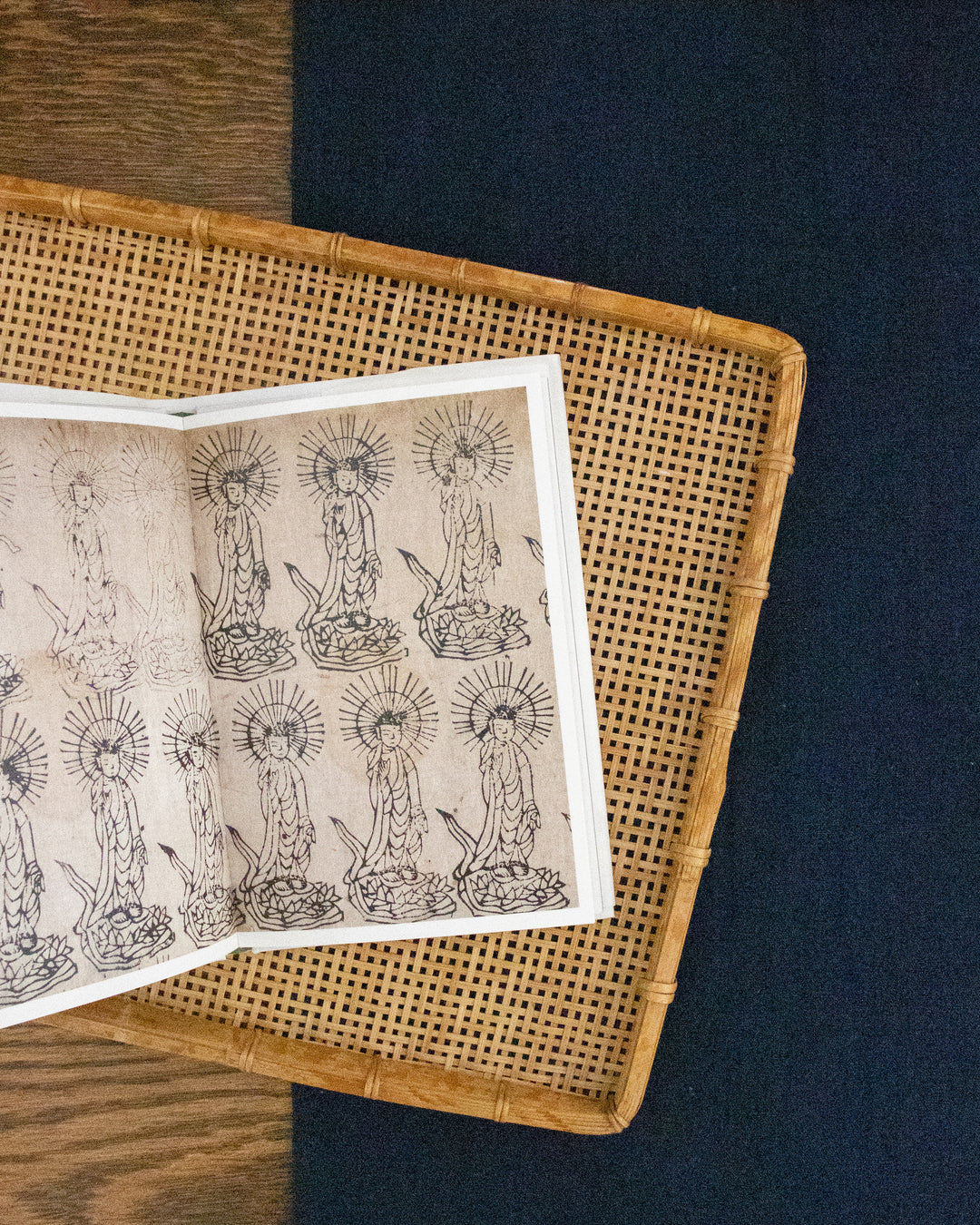 ENG/JPN: Buddhas in the Palm of Your Hand
