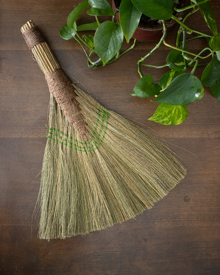 Tag, Medium Hand Duster