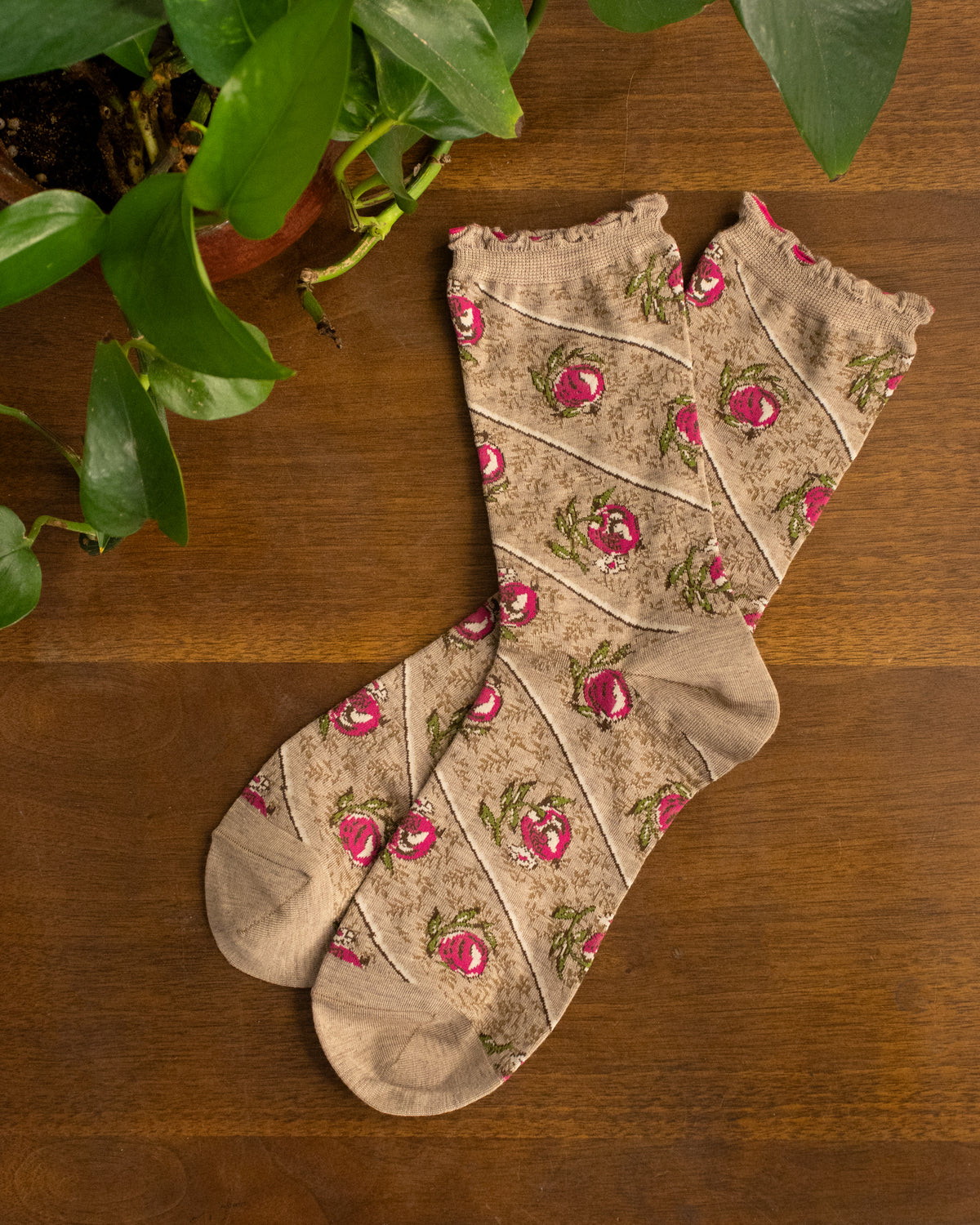 Debby Co., Crew Socks, Maison Blanche Collection, Beige with Magenta Flowers