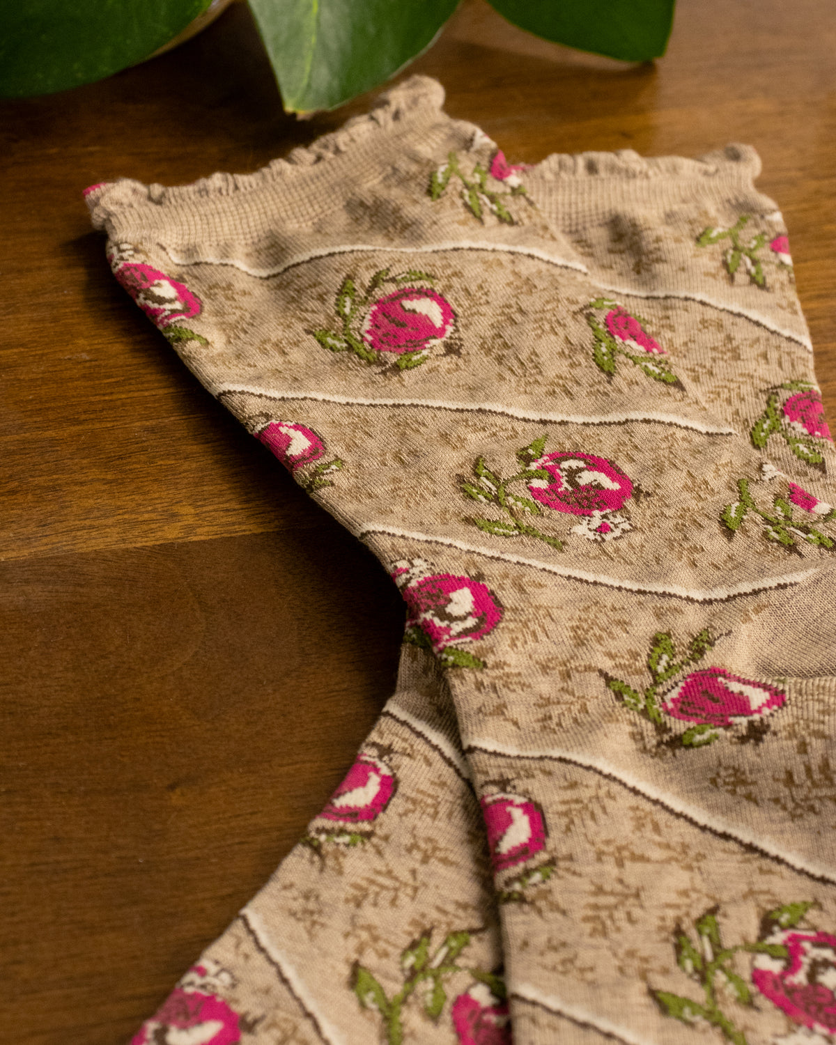 Debby Co., Crew Socks, Maison Blanche Collection, Beige with Magenta Flowers