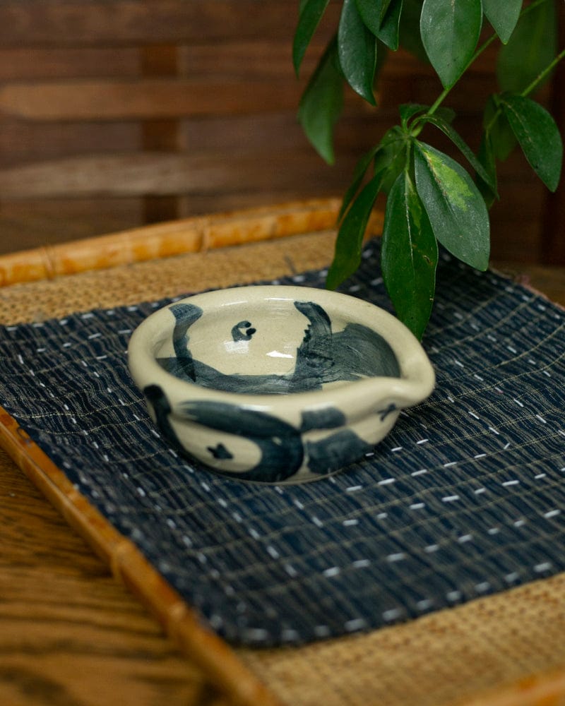 Mashiko-Yaki Dish with Spout, White and Navy