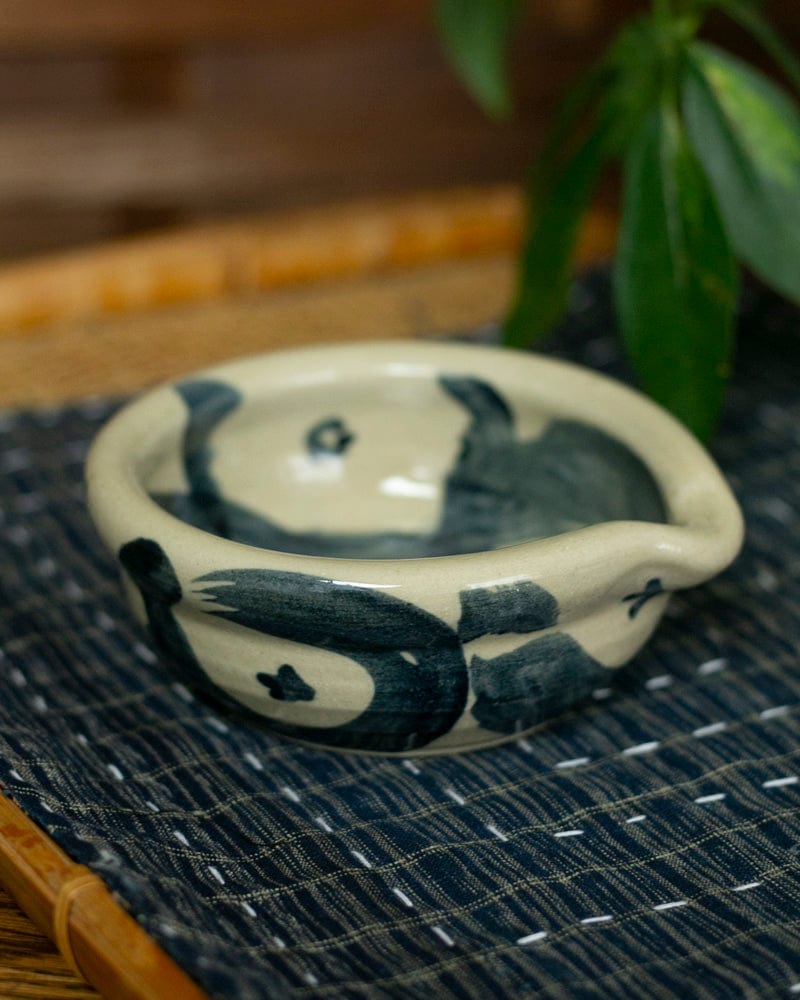 Mashiko-Yaki Dish with Spout, White and Navy