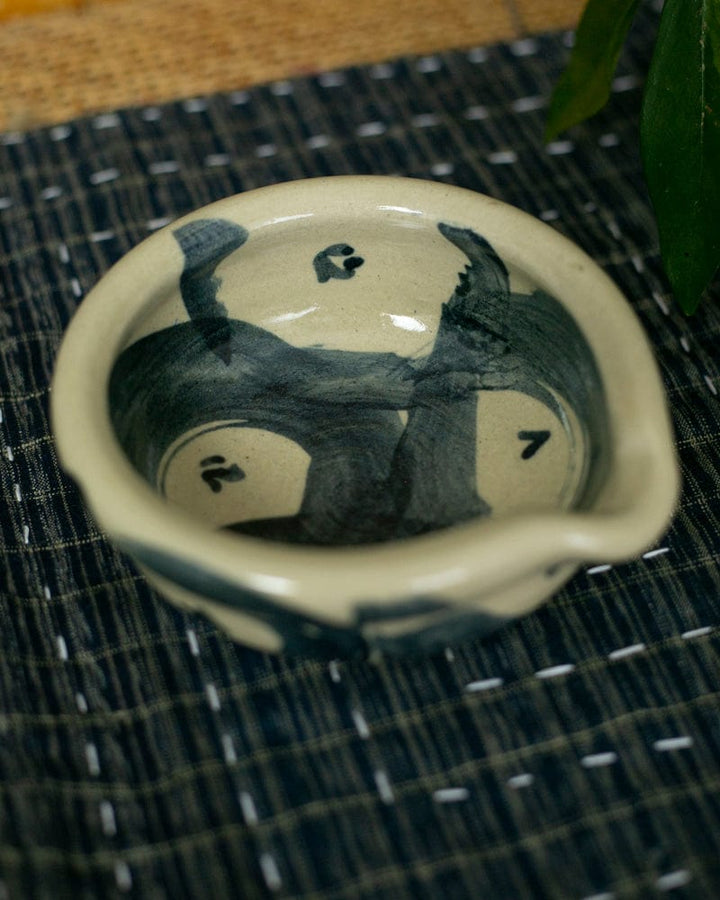 Mashiko-Yaki Dish with Spout, White and Navy