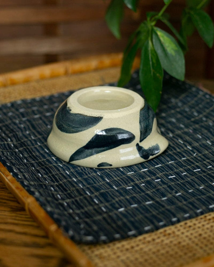 Mashiko-Yaki Dish with Spout, White and Navy