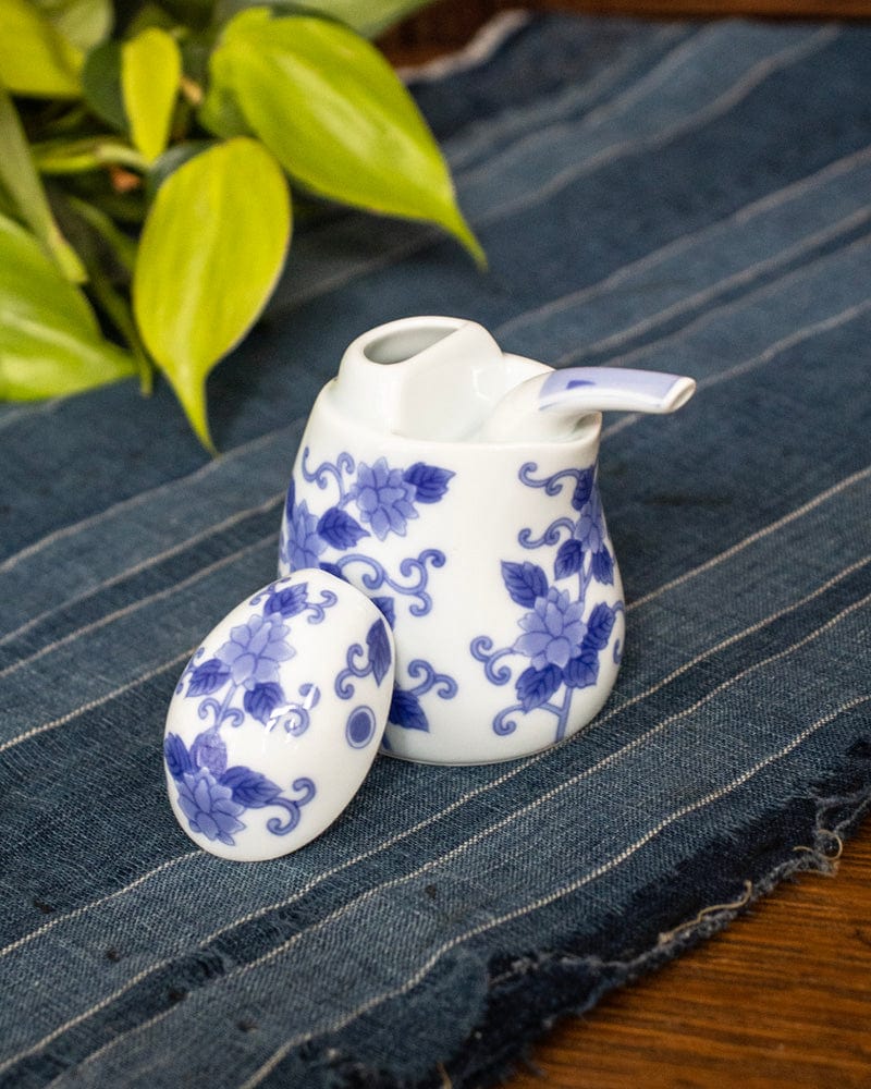 Kouraku Kiln Soy Sauce Dispenser, Small Blue Sometsuke Karakusa Kawasemi