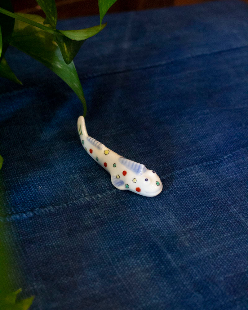 Kouraku Kiln Chopstick Rest, Spotted Fish
