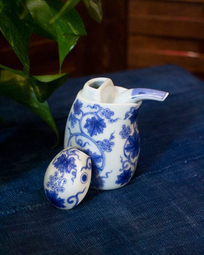 Kouraku Kiln Soy Sauce Dispenser, Large Blue Sometsuke Karakusa Kawasemi