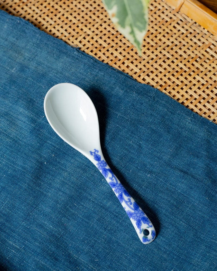 Kouraku Kiln Spoon, Porcelain Blue Karakusa